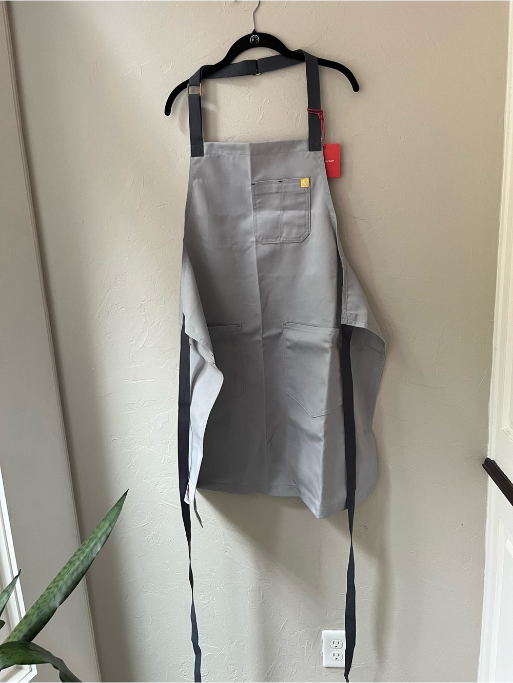 HEDLEY & BENNETT ESSENTIAL APRON IN EARL GREY